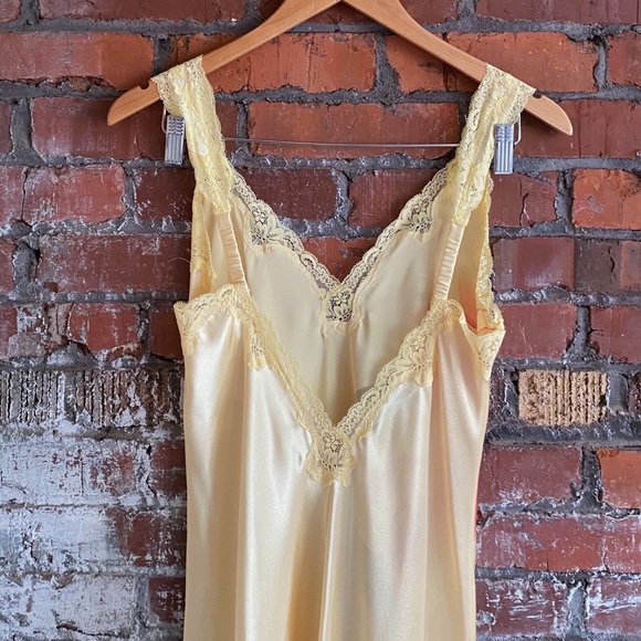 Rare Daisy Yellow Matching Lingerie Set Gown & Robe with Watercolor Floral Print - Picture 10 of 10